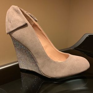 New Betsy Johnson Suede Taupe Bow and Crystal Heel